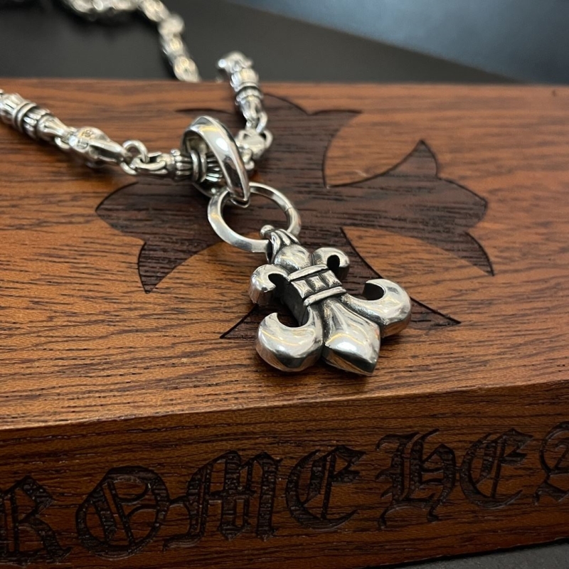 Ch*0me He**ts necklaces